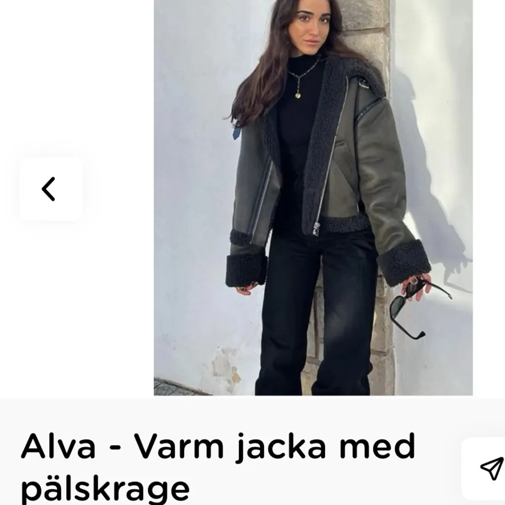 Säljer en supermysig och varm jacka med pälskrage. Den är perfekt för kalla dagar och har en snygg design med dragkedja och långa ärmar. Jackan är i en mörk färg och ser riktigt stilren ut. Passar perfekt för både vardag och fest!. Jackor.