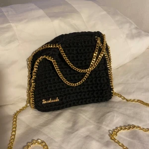 Väska  - Egenvirkad Stella McCartney liknade väska, i svart färg med guldkedja 🩷