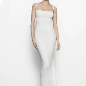 Vit långklänning med smala axelband - Skims klänning i deras soft lounge kollektion i storlek XS men passar även XXS och S använd vid ett tillfälle så den är som ny💕Klänningen har en tight passform som framhäver figuren och just denna färgen säljs inte längre💕