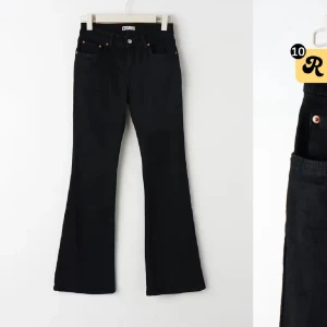 Svarta bootcut jeans - Snygga svarta bootcut jeans i mycket bra skick. De är lågmidjade. Säljer även i storlek 38🩷