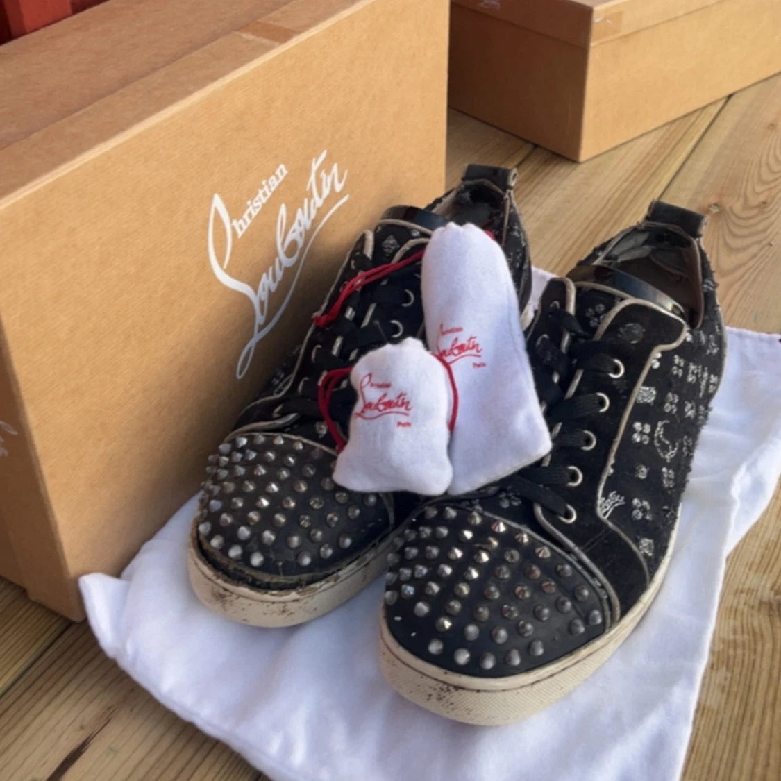 Svarta sneakers med nitar från Christian Louboutin - 92
