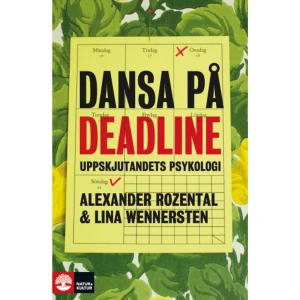 Dansa på deadline : uppskjutandets psykologi (bok, flexband) - Skjuta upp, prokrastinera, göra det i morgon...De allra flesta väntar gärna minst en dag med att ta tag i det som egentligen borde fixas direkt. Först när vi närmar oss sista minuten får vi upp tempot på allvar och under sista femtedelen av den tid vi har på oss gör vi större delen av en viss uppgift. Hur kommer det sig? Dansa på deadline ger en vetenskaplig förklaring till varför vi skjuter upp saker och hur vi kan göra för att förändra vårt beteende. Utgångspunkten är forskning inom beteendeekonomi, kognitiv neurovetenskap och inlärningspsykologi. Exempel varvas med övningar som har visat sig vara användbara både för enskilda individer och organisationer.Dansa på deadline riktar sig till dig som har svårt att ta tag i saker, som vill veta varför du prokrastinerar och vill ändra detta mönster – eller som vill få någon annan att komma till skott. Här hittar du övningar och förslag på appar som kan hjälpa dig att disponera din tid bättre.    Format Flexband   Omfång 291 sidor   Språk Svenska   Förlag Natur &amp; Kultur Allmänlitteratur   Utgivningsdatum 2021-01-15   Medverkande Lina Wennersten   ISBN 9789127829237  