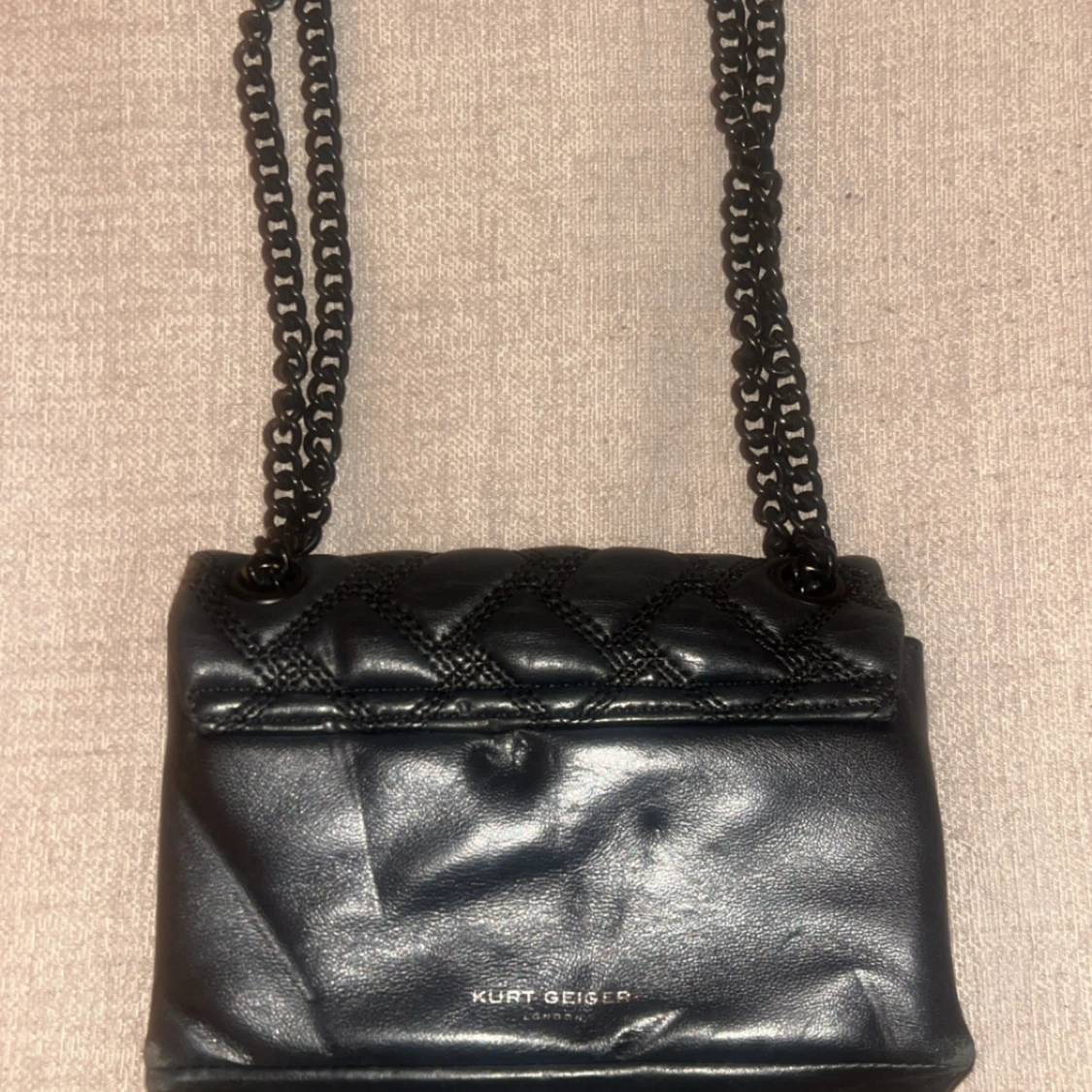 Svart quiltad axelväska från Kurt Geiger - 92