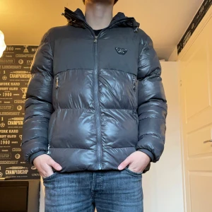 Alessandro Zavetti Puffer Jacka - Säljer nu denna riktigt snygga puffer jackan ifrån Alessandro Zavetti. Jackan är i Storlek M och sitter lite stort på mig som är 182 cm. Jackan är använd under en vintersäsong men är fortfarande i väldigt bra skick. Den är av väldigt varmt och bekvämt material och tål regn och slask. Just denna färgen på jackan säljs ej längre därav mitt pris på 1099. Priset är ej hugget i sten. Hör gärna av dig vid frågor!🙂