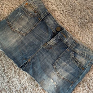Blå jeanskjol från EDC - Säljer en snygg jeanskjol i bra skick. De har en cool slitning och klassiska femficksdesing. Passar till allt från t-shirts till skjortor! 👚 