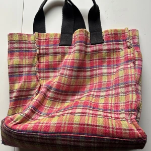 Rutig väska - Säljer en  större väska från Mango i rosa, rött, grönt och blått. Fungerar bra som en övernattninsväska eller att ha med sig ut när man behöver ha med sig lite extra.