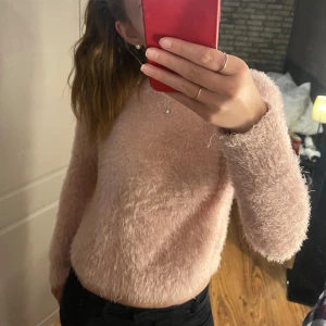 Rosa fluffig tröja  - Supermysig rosa fluffig tröja från hm storlek S. Tröjan har långa ärmar och en normal passform.