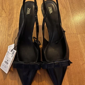 Svarta klackar - Svarta klackar från Zara med lappen kvar!