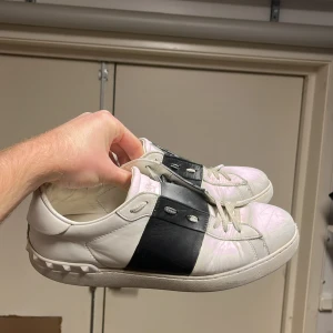 Valentino skor  - Säljer ett par valentino skor i storlek 42, men passar 42/43. Skicket är okej, lite smutsiga och repiga. Annars bra. Kommer med dustbag. 