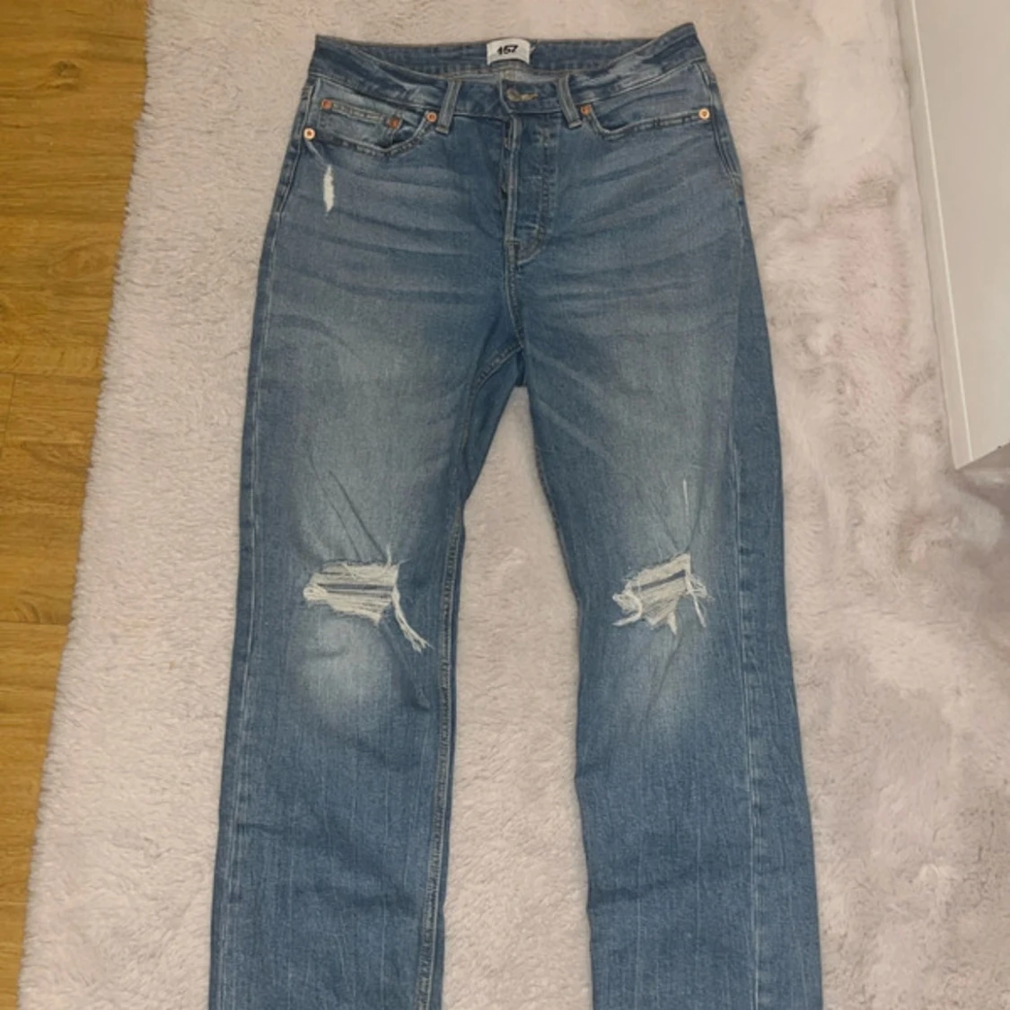 Blå jeans med slitningar