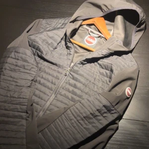 Colmar cardigan - Säljer en svart cardigan/jacka från colmar som är riktigt snygg och bra för lite kallare väder. Köpt för 1699 nypris. Bara att höra av er vid frågor