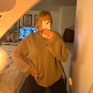 Beige stickad tröja - Mysig beige stickad tröja perfekt för kyliga dagar. Den har en avslappnad passform med långa ärmar och ribbade muddar. Perfekt för höst och vinter, och passar både till jeans och kjol.❣️