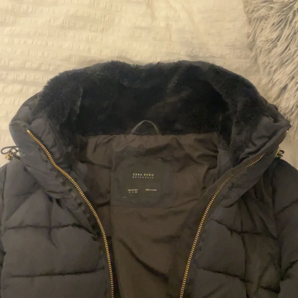 Säljer en jätte mysig mörkblå vinterjacka från Zara i storlek S. Den är fluffig runt nacken och dragkedja i guld. Perfekt för vintern och snygg form😇skriv om du undrar något. Såklart tvättas den innan👍🏻. Takit.