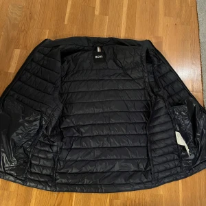 Hugo boss calano lightweight  - Säljer min hugo väst storlek M. Inga skador. 