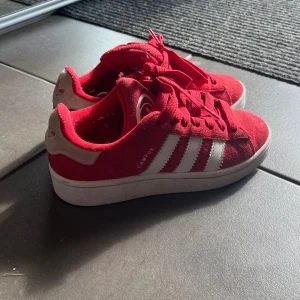 campus 00 - Säljer mina röda campus 00. Använda ca 5 gånger och är därför i väldigt bra skick. Säljer pga att jag aldrig använder dem. Köpta på adidas hemsida.  Storlek 35,5 men skulle säga att de passar 36 då de är väldigt stora i storleken.  Köpta för 1200kr