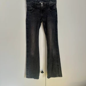 Svarta bootcut jeans - Säljer ett par snygga svarta bootcut jeansfrån Gina tricot young strl 146. De har en klassisk femficksdesign och en knapp- och dragkedjestängning fram. Perfekta för både vardag och fest!