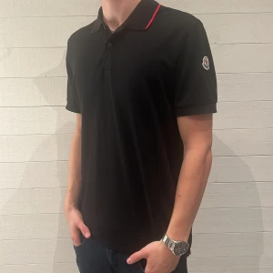 Moncler piké  - Säljer nu min Moncler pike i storlek 3/M. Den är endast använd två gånger, så gott som ny. Kvitto finns. Skriv privat för fler bilder eller frågor