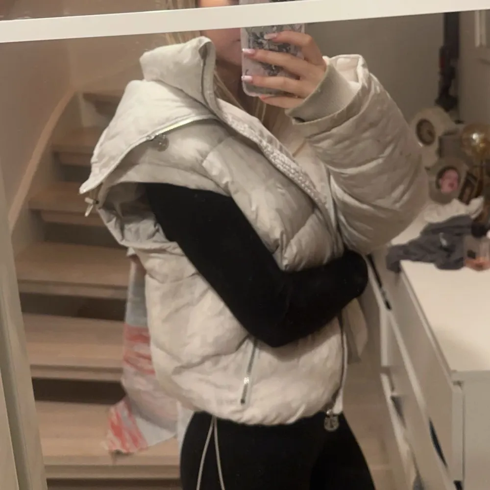 Jättefin tjock puffer jacket från vflame. Inbyggd balaklava både väst och jacka. Unisex. Om du vill ha en sällsynt varm jacka med många funktioner är det här precis rätt. Skriv för fler bilder och frågor. Köpt för 2800 som ny. Jackor.