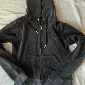 Juicy kofta - Säljer min svarta juicy kofta i stl M, säljer då den inte kommer till användning mer.  Är i bra skick ❌ står ej för frakt❌