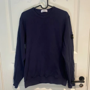 Stone island sweatshirt  - Säljer stone island sweatshirt pågrund av att den är för lite ,de är junior men passar S, har du några frågor elr funderingar är de bara o höra av dig .