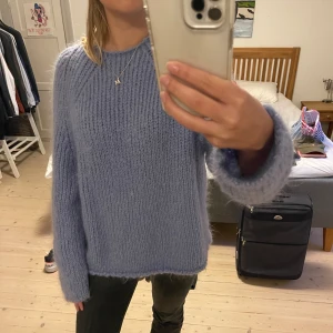Blå stickad tröja - En supermysig blå stickad tröja i storlek M!💓