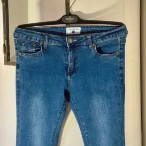 Säljer dessa galet snygga jeans från AG jeans. Nypris på dessa är 3215kr och det är i så bra skick! Perfekt passform och snygg bootcut!🤩