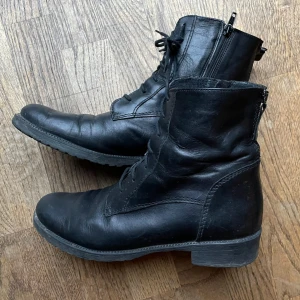 4 par skor i 39-40 i helt okej skick  - Flyttrensning! Mockakängorna har en skavank i mockan vid höger lilltå, men det kan en duktig skomakare fixa billigt. Jag har storlek 39 så de som är storlek 40 är små i storleken. Alla 4 paren för 300 kr. Säljs inte separat.