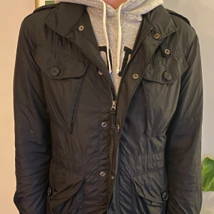 Ralph lauren field jacket  - Säljer dena feta Ralph lauren jackan i väldigt bra skick som är perfekt till hösten (nypris ca 4000) skriv gärna för fler bilder passar också L