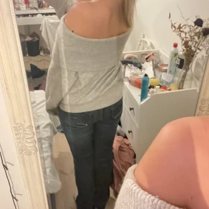 Off shoulder tröja - säljer min stickad off shoulder tröja från H&M som är super populär.  sparsamt använd. skriv om ni har fler frågor💕💕