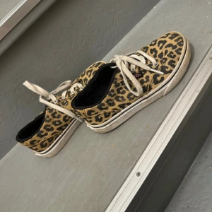 Leopard vans oäkta - Leopard vans i leopard mönster.  Använd ca 3 gånger. 
