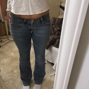Lågmidjade levis jeans - !Pris kan diskuteras! Jätte snygga lågmidjade levis jeans i jätte fin blå färg ( andra och tredje bild är lånad)