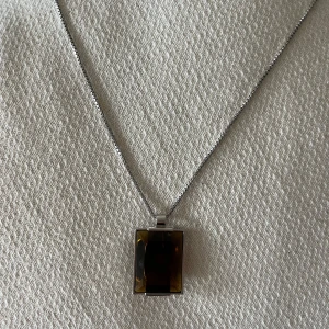 Halsband silver Esprit - Halsband i äkta silver (stämplad med 925) med fin sten (troligen syntetisk sten), från Esprit. Halsbandet är i mycket fint skick!   Mått: Längd kedja utan hänge: ca 40 cm  Omkrets kedja: ca 80 cm Hänge: 2,8x2,2 cm