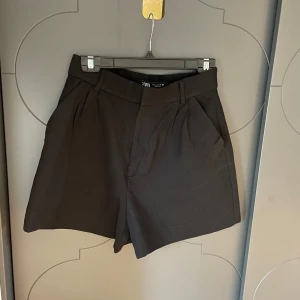 Kostymshorts - Ett par super bekväma kostymshort som passar till mycket. Använda ett fåtal gånger, därför väldigt bra skick.
