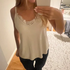 Spets topp - Spets topp i mycket bra skick. Hör av dig vid fråger och priset kan diskuteras 🩷