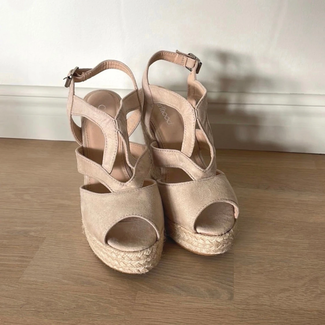 Beige kilklackssandaler med flätad sula - 90