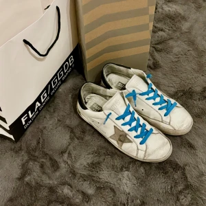 Golden goose  - Tjena! Säljer nu mina tvär feta golden goose med flycrew snören! De är i väldigt användt skick därav priset! Hör av er vid fler frågor eller funderingar!