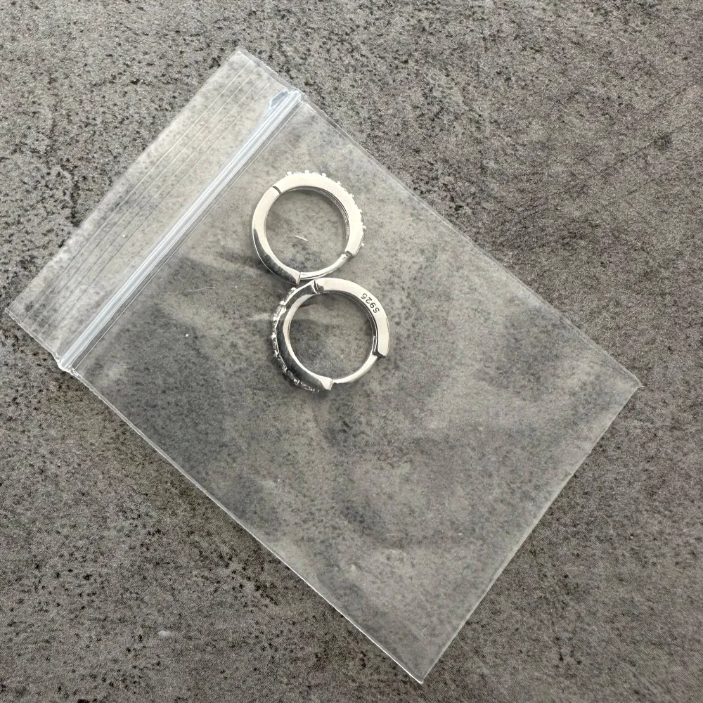 Helt nya äkta sterlingsilver örhängen med vita 5A cubic zerconia stenar. Supersköna och enkla att bära både till fest och vardag!. Accessoarer.