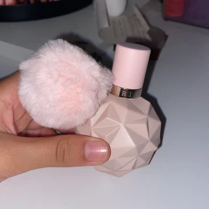 Ariana grande parfym! Använd 1 gång! - Parfym ifrån Ariana Grande! 30 ml