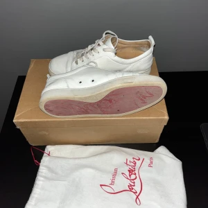 Louboutins - Tja säljer nu mina tvärfeta loubs utan spikar. Otroligt snygga i använt skick men har mycket kvar att ge ändå. Og medkommer och även äkta såklart. Inga större defekter förutom att användning syns på sulan och lädern. Skriv vid intresse!