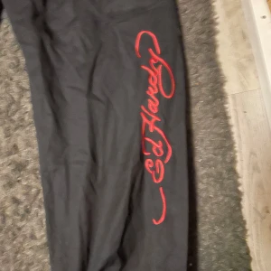 ed hardy cargo byxor - tjena säljer ett par helt nya edhardy byxor dem sitter bra på nån som är 165 och över