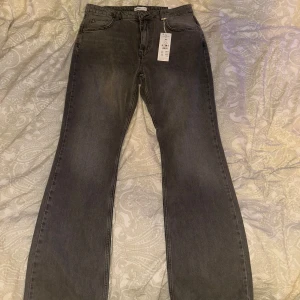 Gråa jeans - Säljer dessa helt nya jeans då jag råkade köpa fel storlek, så endast provade. Ny med prislapp kvar!