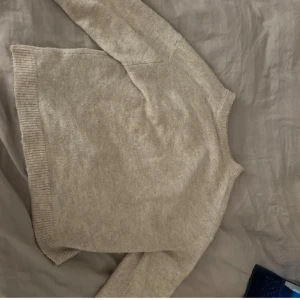 Stickad tröja gina - Säjer denna stickade tröjan från gina. Den är väldigt overzised.