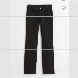 Svarta lågmidjade jeans hm - Superfina lågmidjade jeans från hm som tyvärr inte kommer till användning. Jeansen är i storlek 38 och är är endast använda ett fåtal gånger, därav väldigt bra skick! Pris kan diskuteras🌸🌸