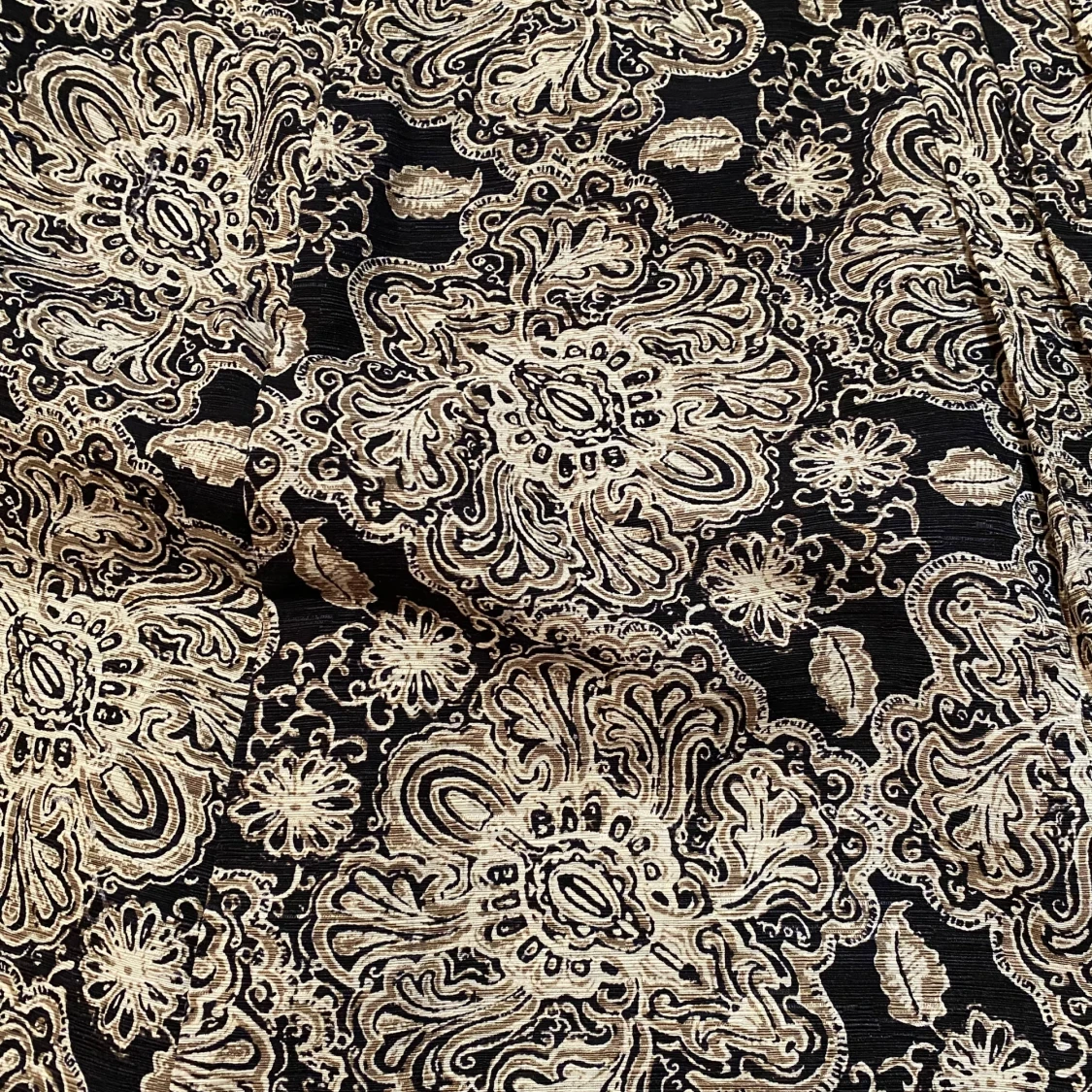 Svart och beige mönstrad kjol i silke i strl 38 från Part Two, modell Pavola - 91