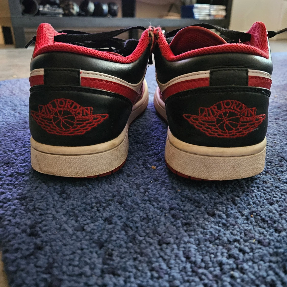 Nike Air Jordans i röd och vit - 2