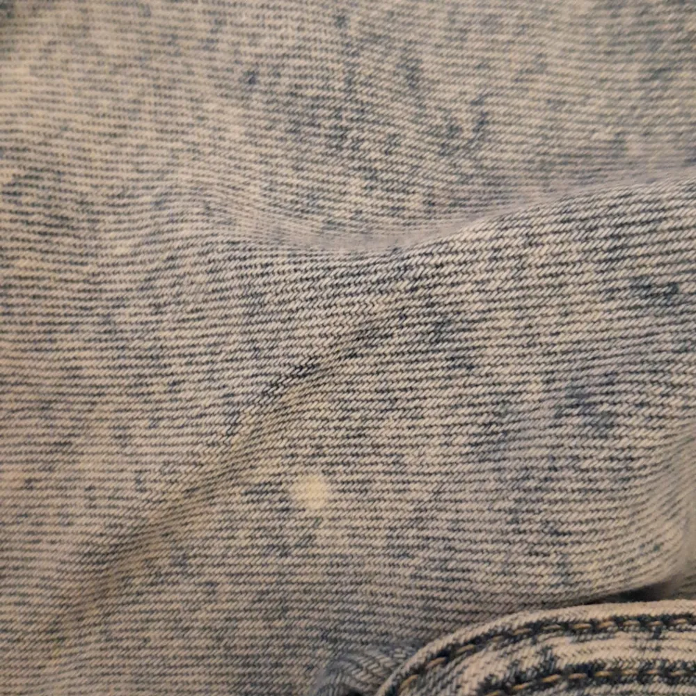 Säljer dessa svincoola high waist jeans från Hm. De har utsvängda ben med hål på knäna. De är i mycket fint skick förutom att de är en liten vit prick på ena benet (bild nr 5) men det är inget man tänker på. Hör av dig vid frågor🤍. Jeans & Byxor.