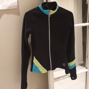 Thuno flis - Thuno flis tröja. Jättefin inga defektet. Str S men kan säga att den passar en xs också. Sktiv t mig vof minsta lilla fråga. Köpt för 850 men säljer för 499