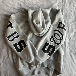 Sweet-Skateboards Hoodie - Ljusgrå hoodie i tjockt material. 🩶 Använt fåtal gånger. Storlek XS men den har en baggy passform. Ordinarie pris 799 kr