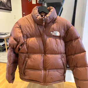 Super fin jacka från north face (köpt i Danmark). Endast använd en vinter men finns några små fläckar som syns på dom sista bilderna dock inget som påverkar användningen. Super varm och älskat den men kommer inte till användning längre!