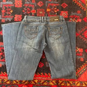 Low waist jeans - Säljer ett par jättesnygga low waist jeans som har jättecoola fickor, dom är i jättefint skick förutom att en ”knapp” lossnat på ena fickan. Dom är för små på mig därav inga bilder hur dom sitter på💓